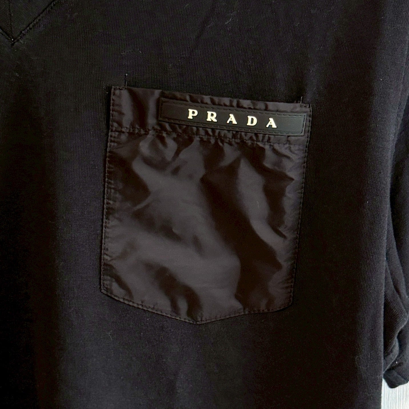 プラダ Tシャツ Vネック Re-Nylon ラバーロゴ