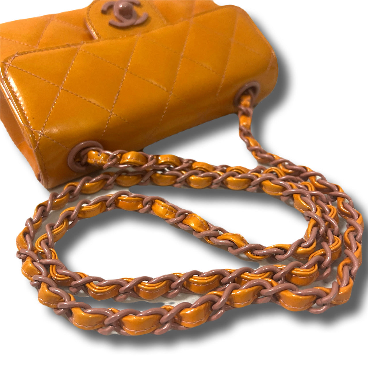 CHANEL シャネル　ミニマトラッセ　エナメルレザー　オレンジ