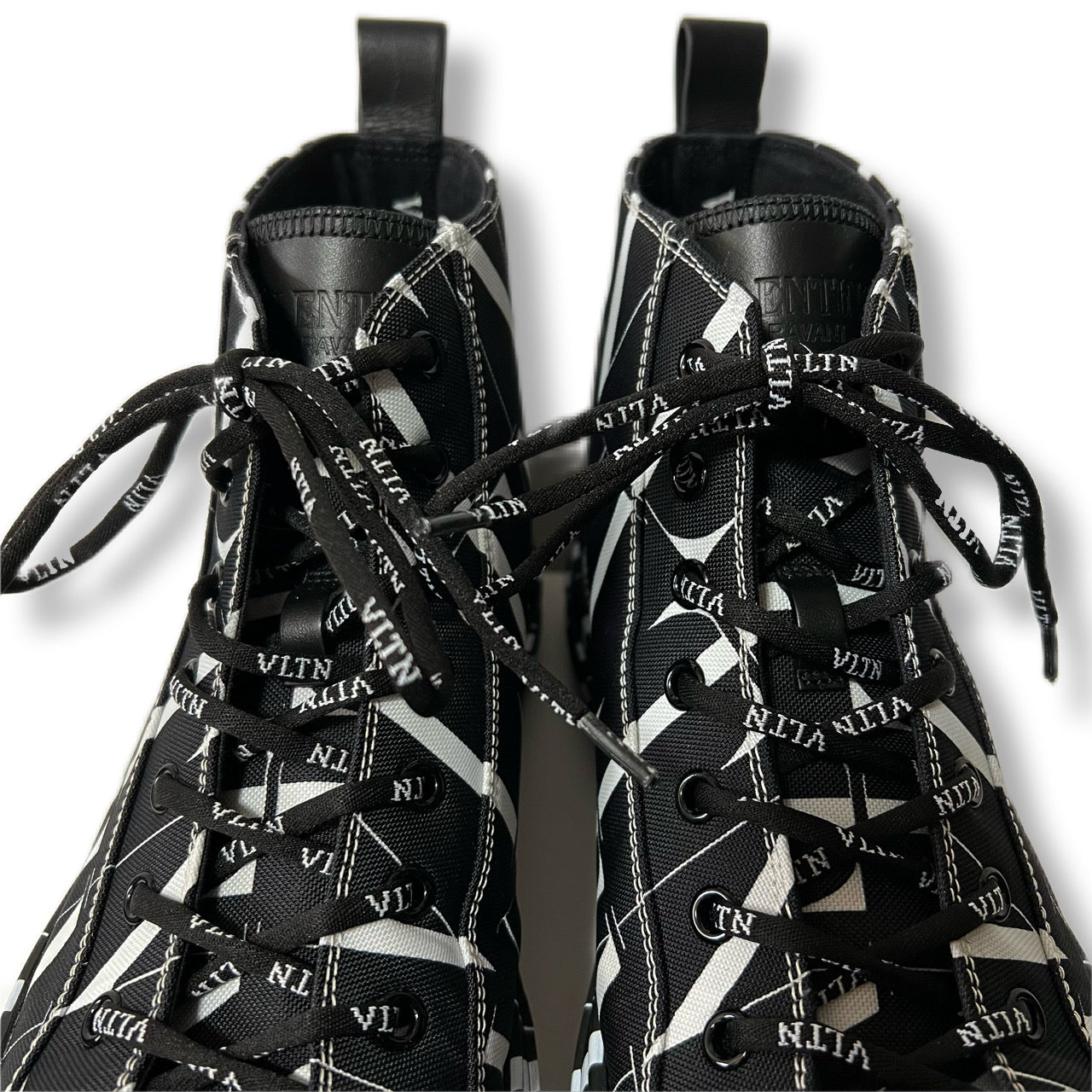 VALENTINO ヴァレンティノ　ハイカットスニーカー　総柄　ロゴプリント　ブラック　美品